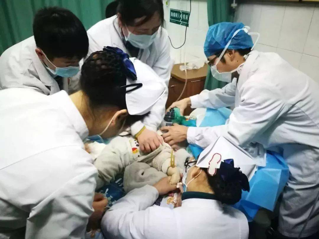 宝宝呛奶怎么正确急救,宝宝呛奶后的急救处理图解