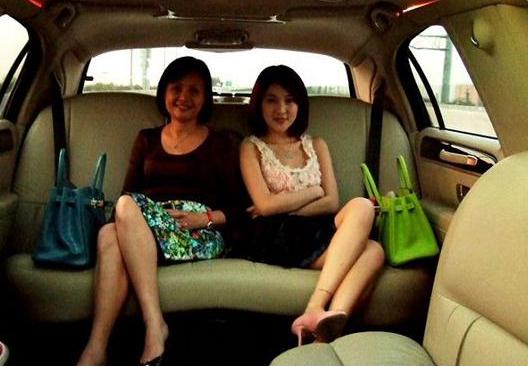 人前是巨星，人后是赚钱工具？这7位明星的爹妈，堪比“吸血鬼”