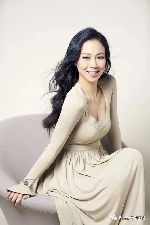 豪门乖女不婚生子，四婚亲妈帅过女神继母，港岛名媛都这么酷吗？