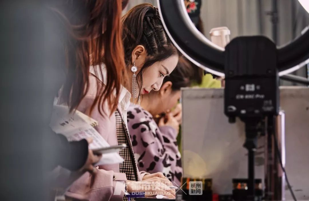 每天收十几件快递,每天收200单快递