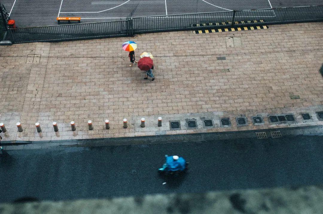 下雨天在雪地里跳舞,雨天跳舞