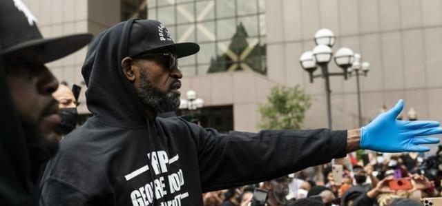 黑人被警察跪压事件升级！被杀之人竟是NBA名宿的“孪生兄弟”？