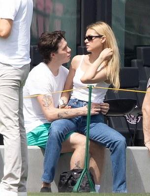 贝嫂和小贝当街亲吻甜腻了！大小准儿媳同框比拼，二儿子女友太美