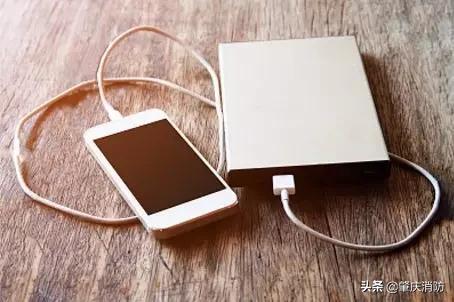 男子一边充电一边玩手机突然爆炸,男子边充电边玩手机发生爆炸