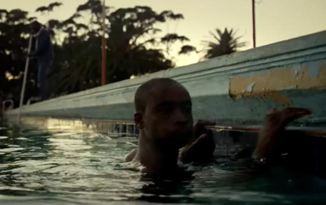 一名34岁男子跳水救人牺牲,游泳馆众人抢救溺水青年