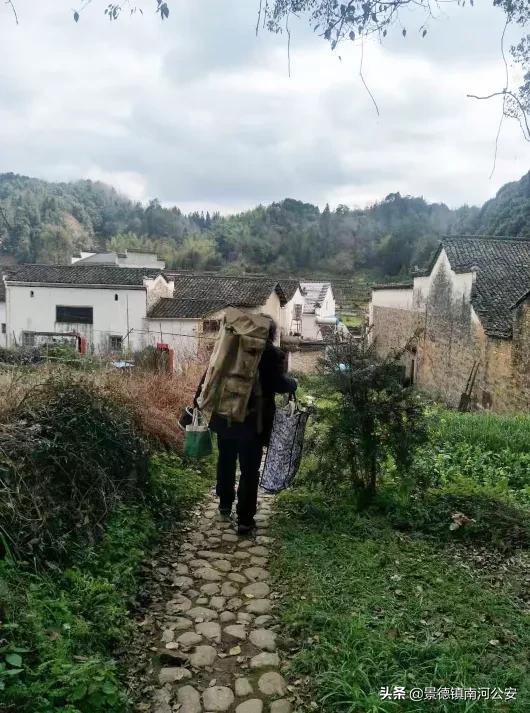 景德镇这个村里，来了一群背画夹的人