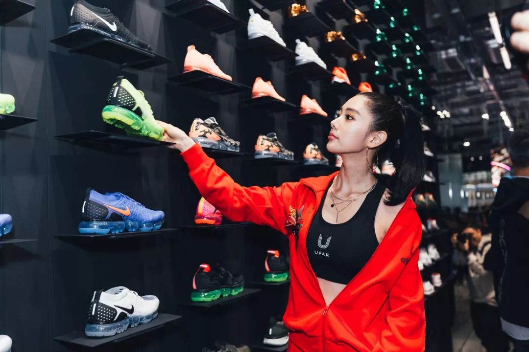 “Valentino红”降临东京，冠希哥说最近的生活“888”