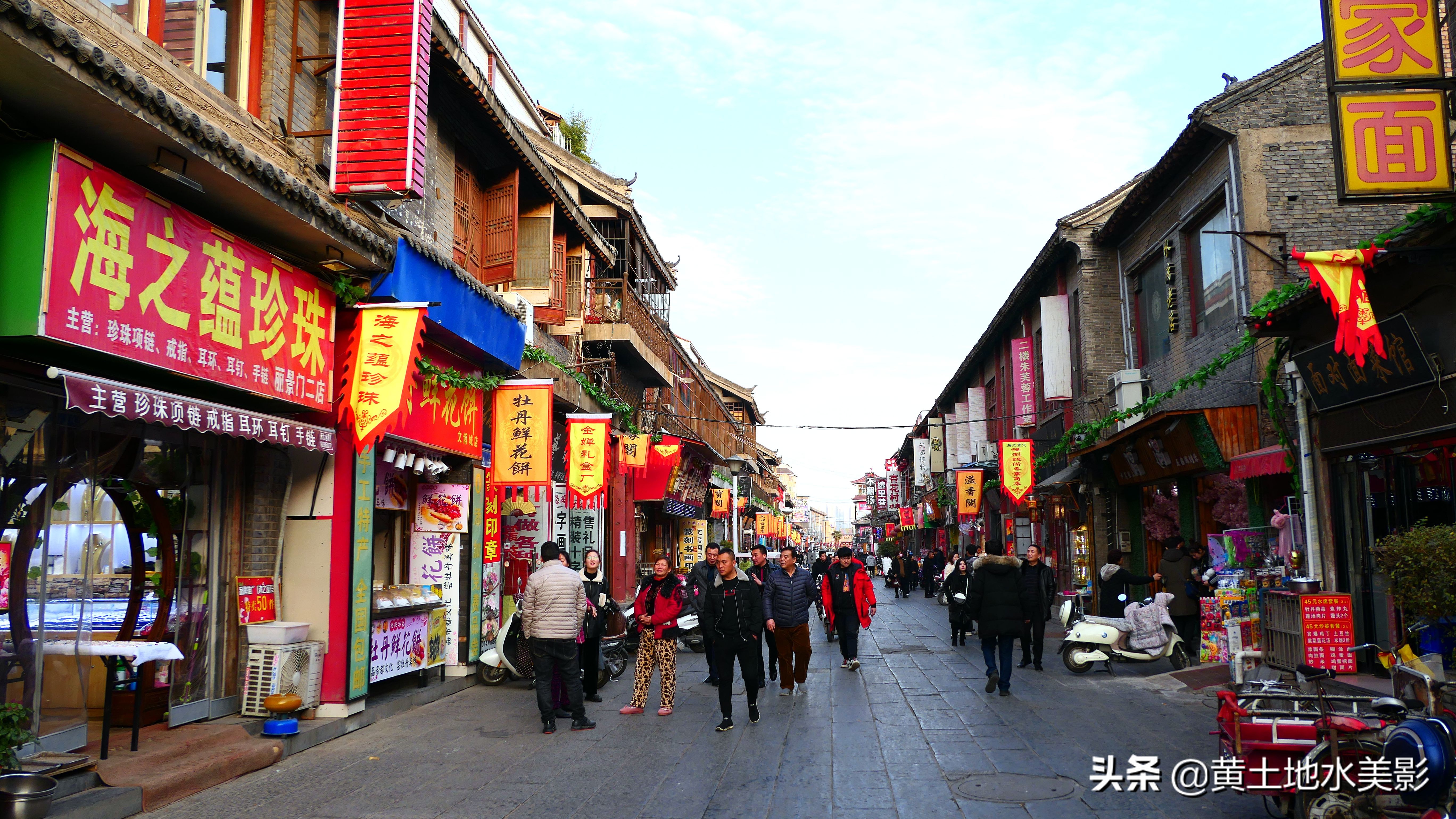 一群鸽子绕鼓楼盘旋,一家老外吃在洛阳,漫步在洛阳老城的街上