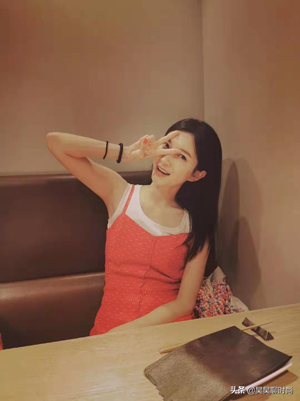 江疏影穿搭同款裙子 (江疏影吊带裙穿搭)