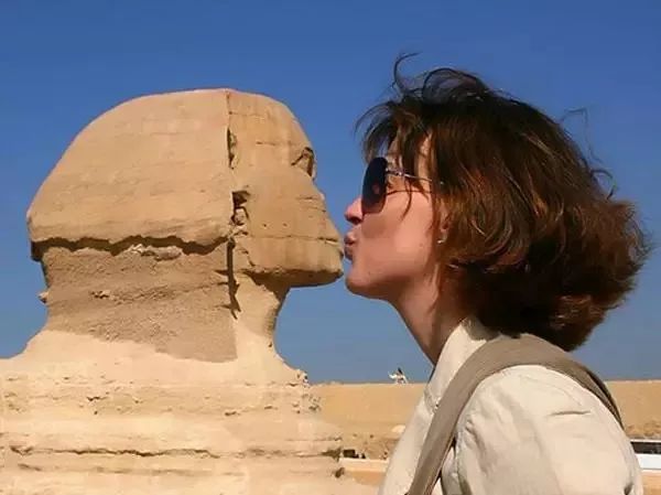 从没见过！在街上拍到了老爷爷头上喷白雾！原因......其实很好玩