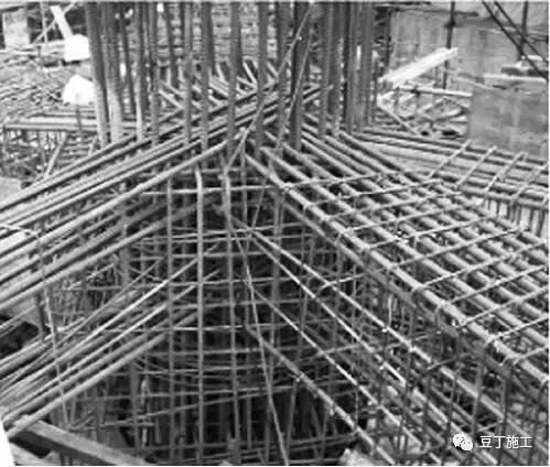 钢筋保护层偏差原因,板面钢筋露筋怎么处理