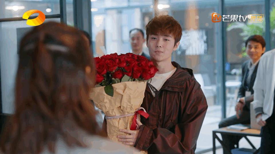 小10岁贪玩爱打游戏的小奶狗追老板姐姐，表白细节到位，挺有心