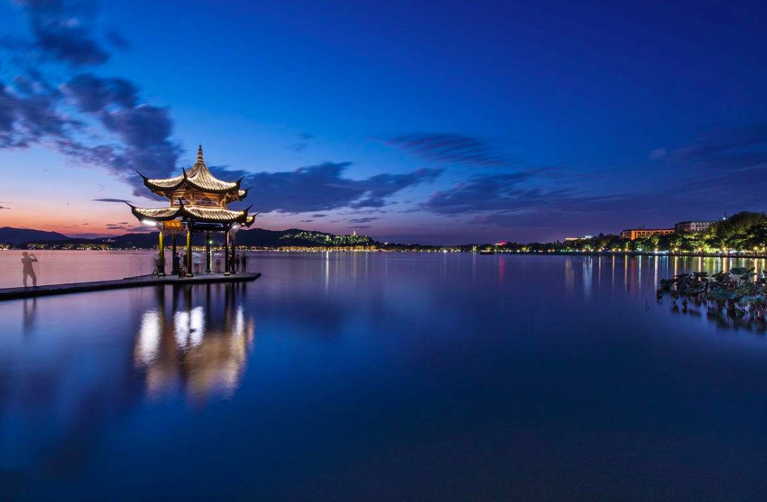 白居易描写西湖美景的诗,白居易西湖晚归回望孤山寺赠诸客