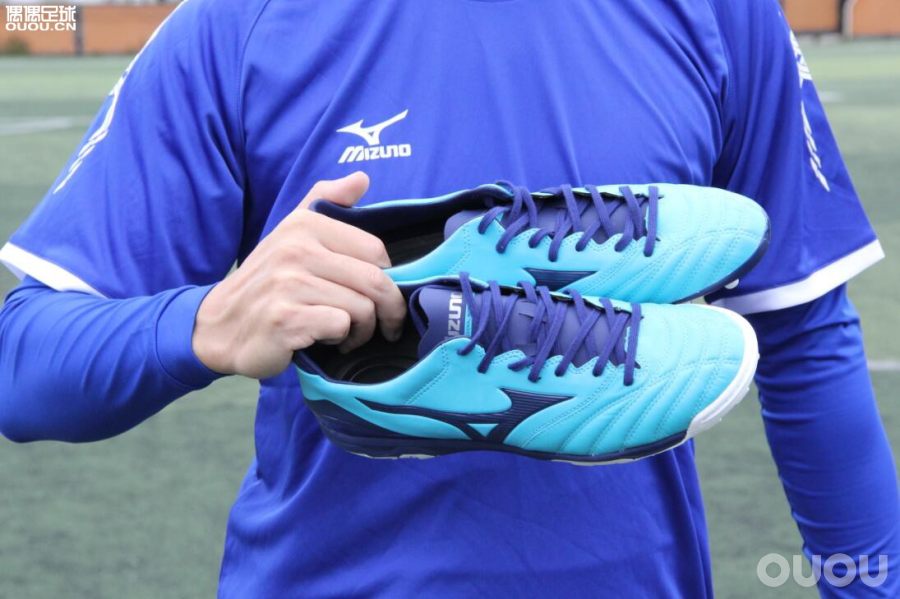 AGorTF你选谁？美津浓MoreliaNeoII两款足球鞋大横评