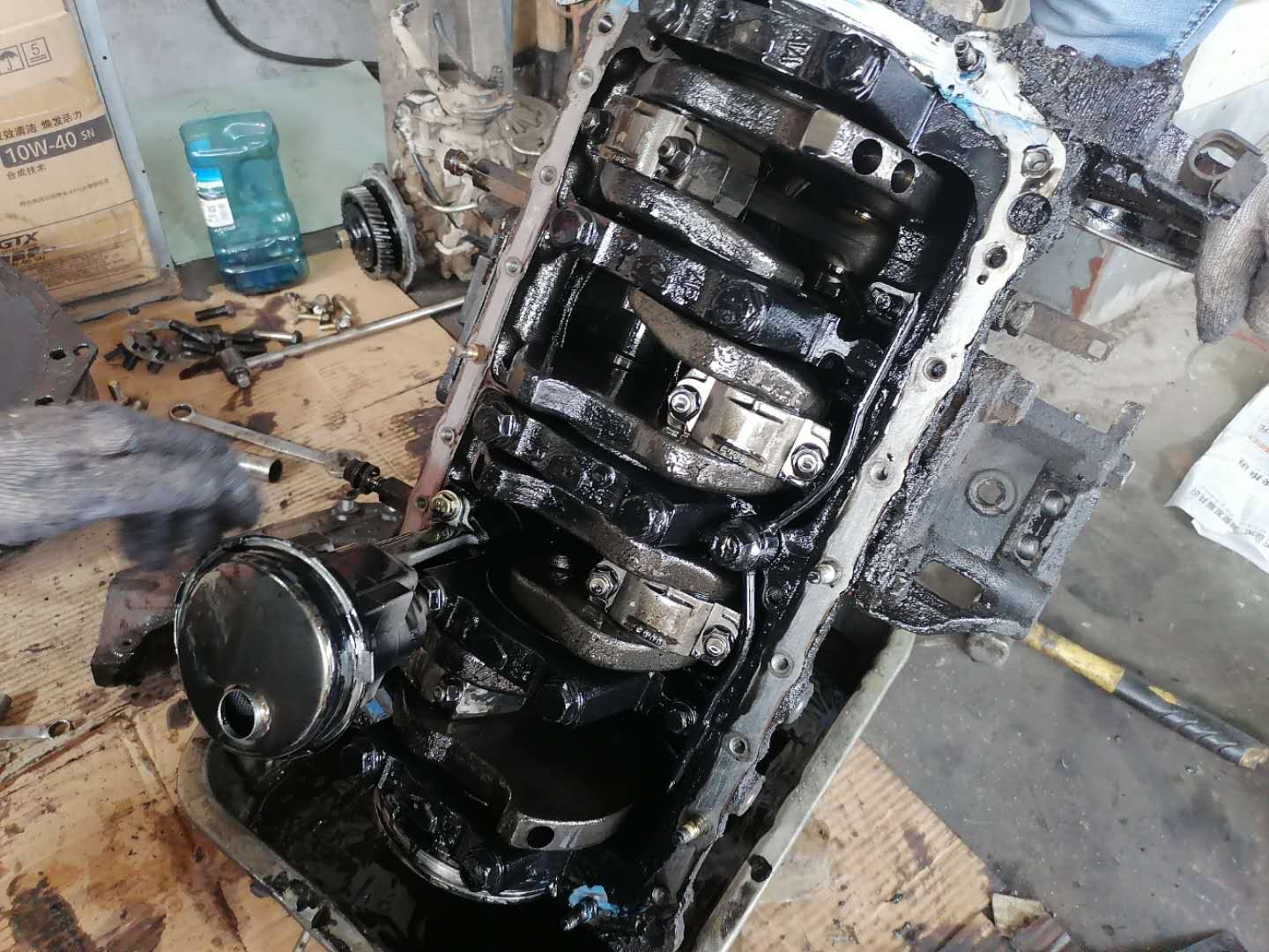 发动机冒白烟蓝烟烧机油,尾气大量冒蓝烟要不要大修发动机