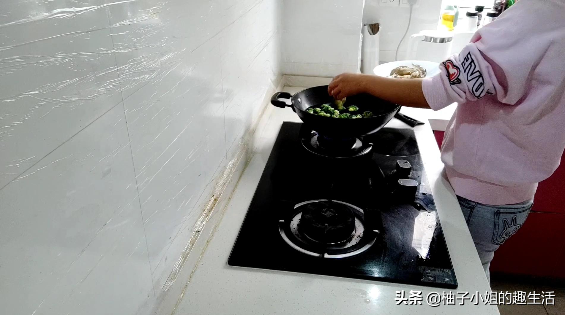 基围虾炒西兰花的正确做法,基围虾炒西兰花怎么烧好吃