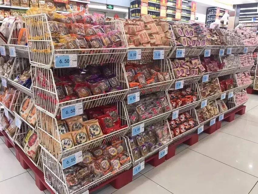 中秋未到，月饼先到，蒙自月饼大量上市，有698、36、24元不等...