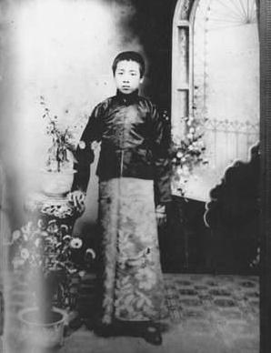 周总理最后2年，体重61斤平均40天一场手术，临终前苦等发妻