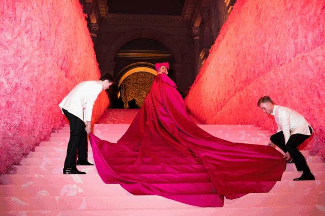 摇滚、坎普、Kaws：狂野又优雅的七月看展指南