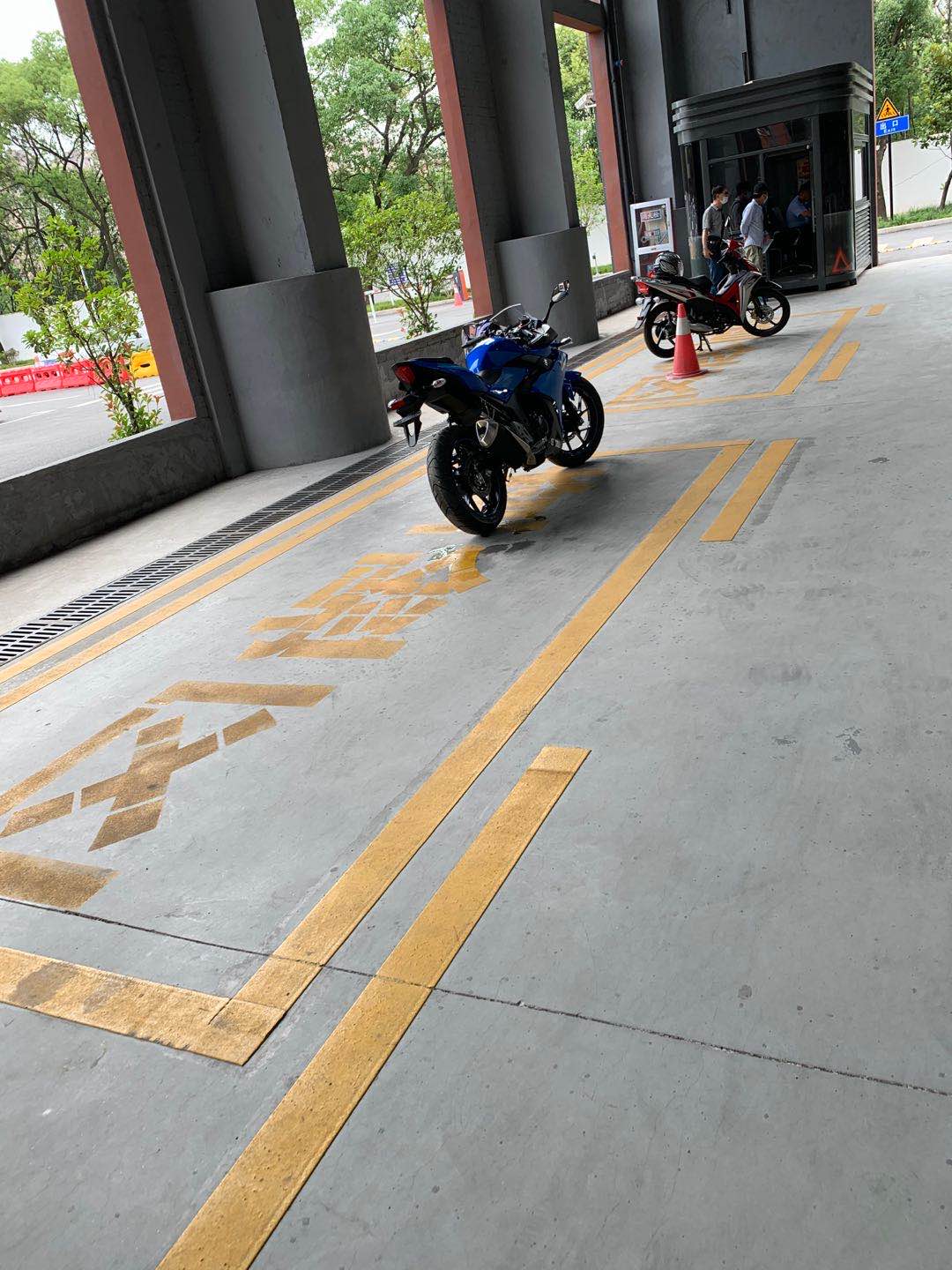 铃木gsx蓝色摩托车帅气视频,提铃木隼