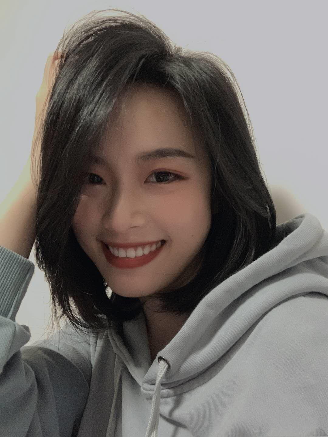 女记者因身材走红,采访因身材爆红的女士