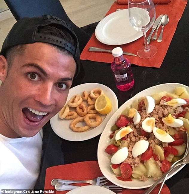 c罗转会皇马有多轰动,c罗回到曼联球迷高歌