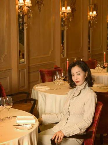 为爱息影,何莉莉26岁放弃事业嫁入豪门