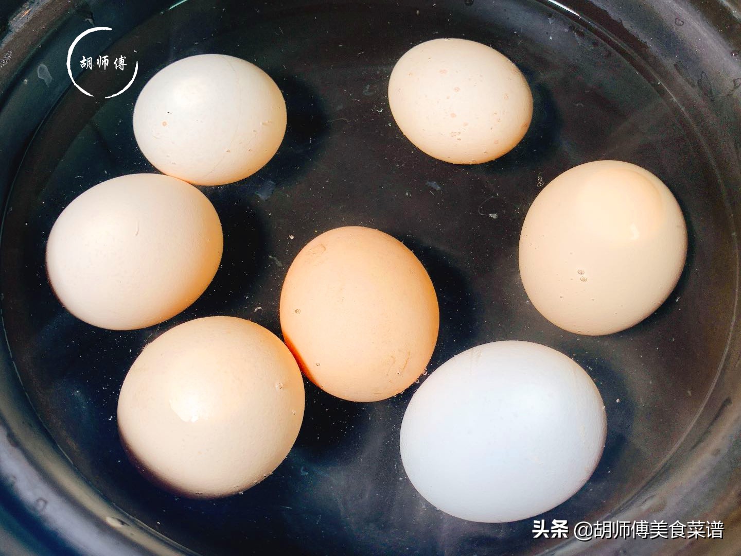 阿姨一分钟剥100个鸡蛋，学会她煮鸡蛋的方法，蛋壳轻轻一碰就掉