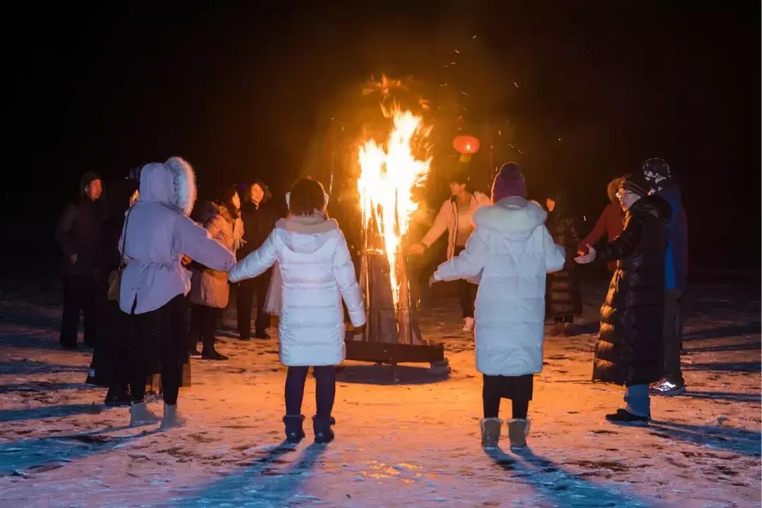东风本田冰雪远征车队集结松发集团度假宾馆，冰上篝火不夜天！