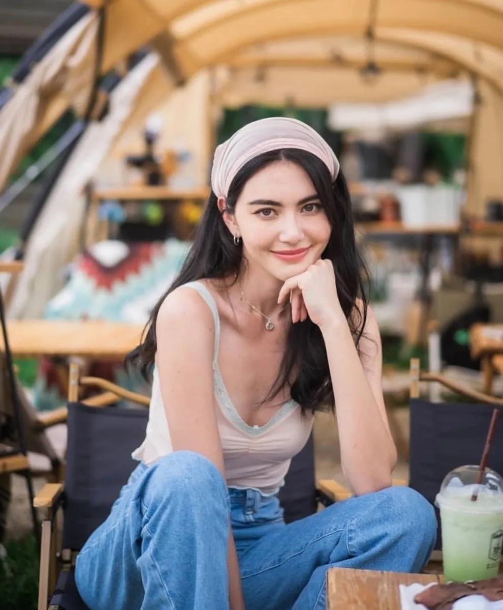 杨幂穿小吊带街拍,杨幂穿吊带衣服拍写真