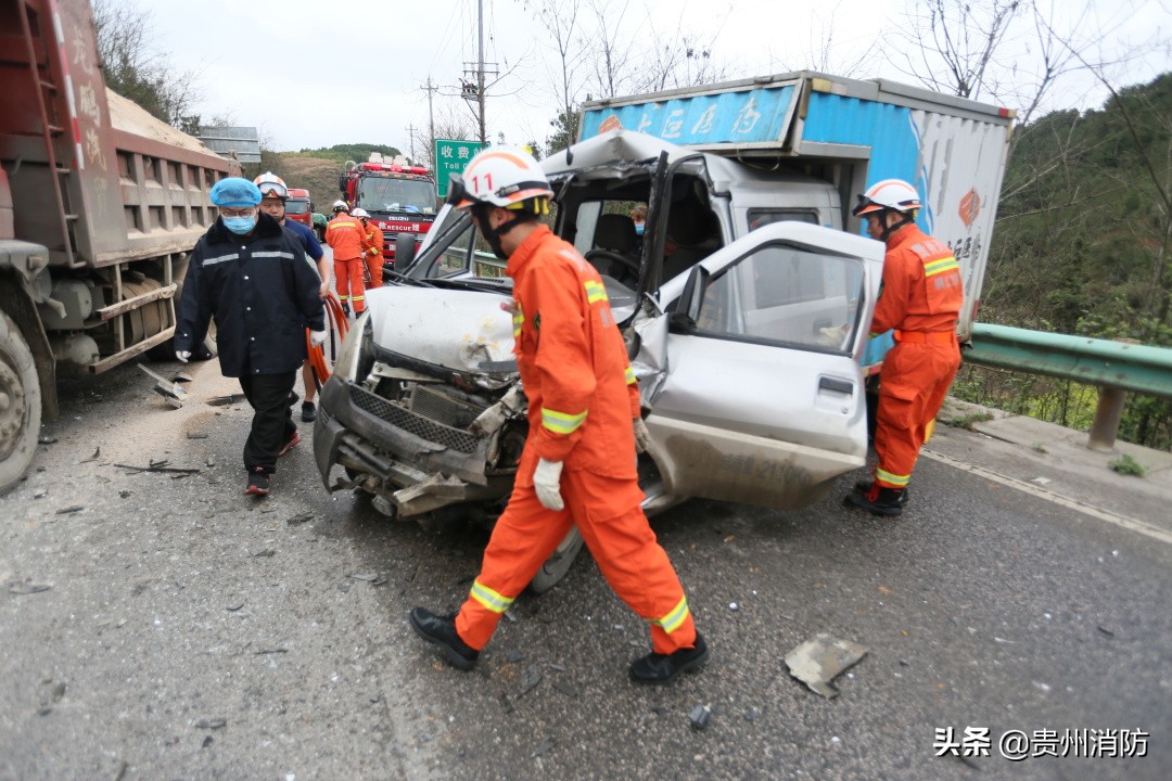 两大车相撞后续,两车相撞现场只有一辆车原视频