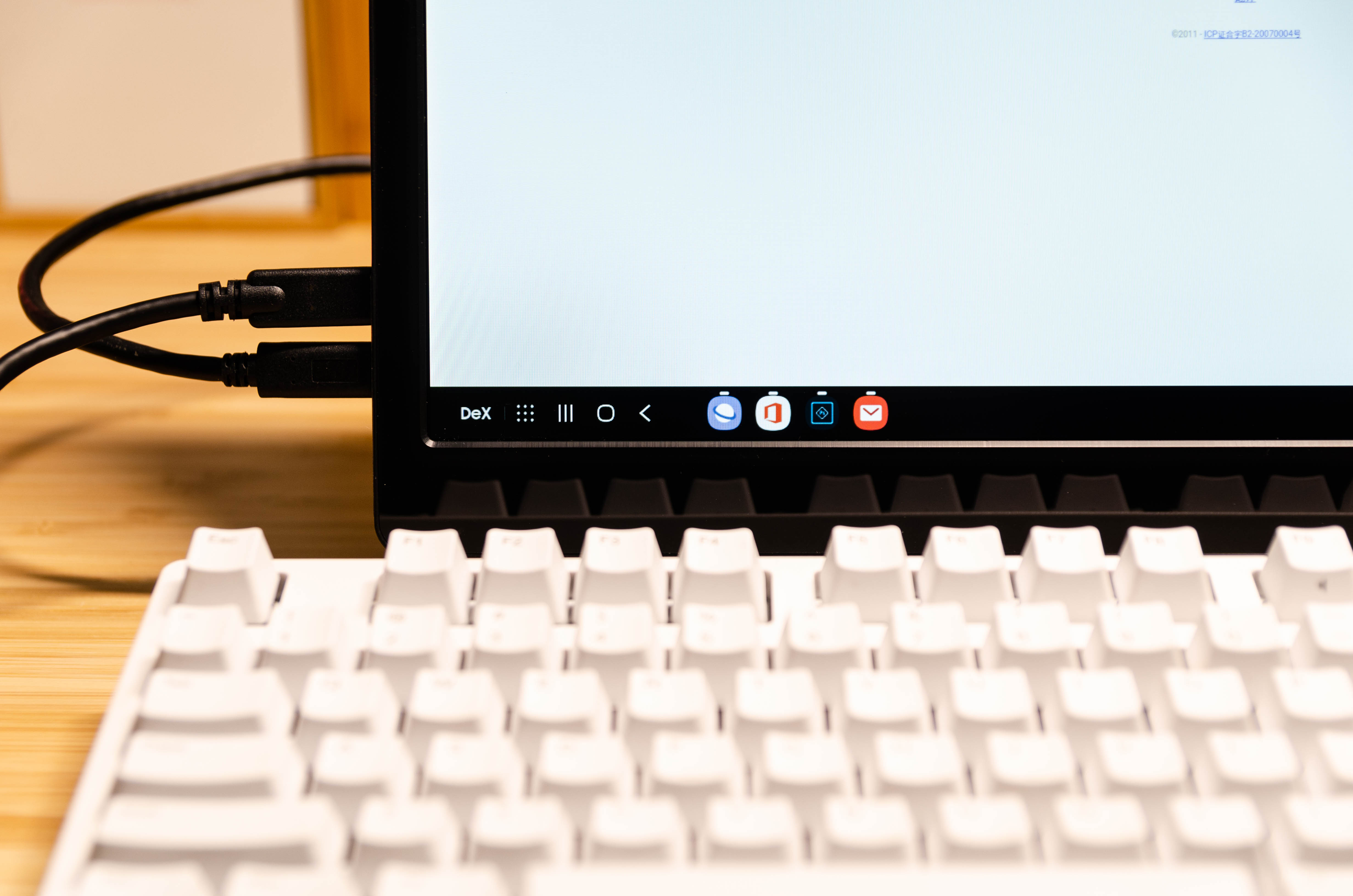 不要NUC、Mini-STX，一部手机+便携屏完成极致口袋办公