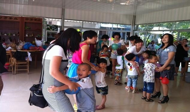 孩子胆小怕人，家长不要这样做，然后找对方法克服胆怯