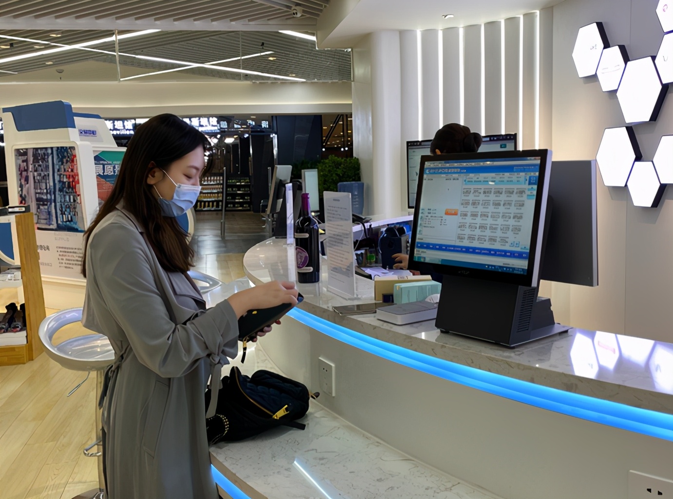 唯品会全国首家跨境电商线*体下**验馆在两江新区开业“前店后仓+快速配送”添新伙伴