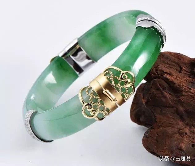 玉镯碎了怎么用黄金补救,玉雕师修复手镯
