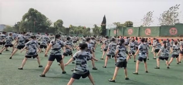 17岁戒网瘾少年的复仇：我们在那里，隔一道墙就是人间地狱