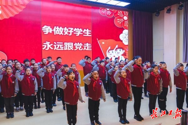 139.9万武汉伢开学啦!学*党**史学英雄开启新学期第一课