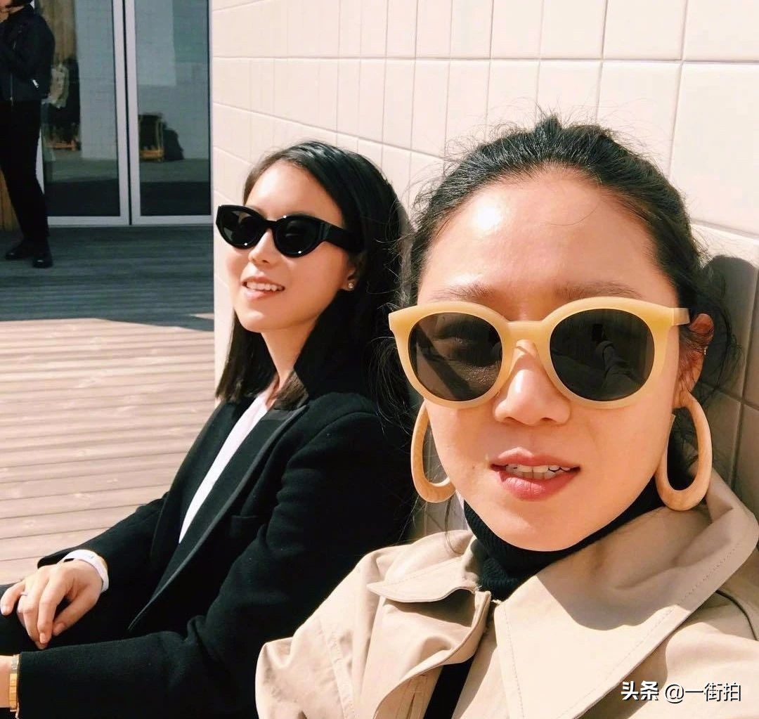 闫妮穿红色连衣裙,闫妮的碎花裙