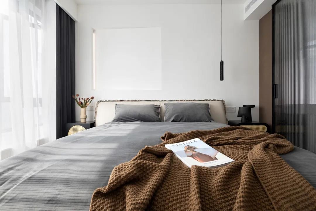 89㎡舒适两居，装修巧用「百叶窗+玻璃砖」，高级又通透