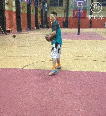 炸球撤步投篮,野球帝董康潮撤步拜佛