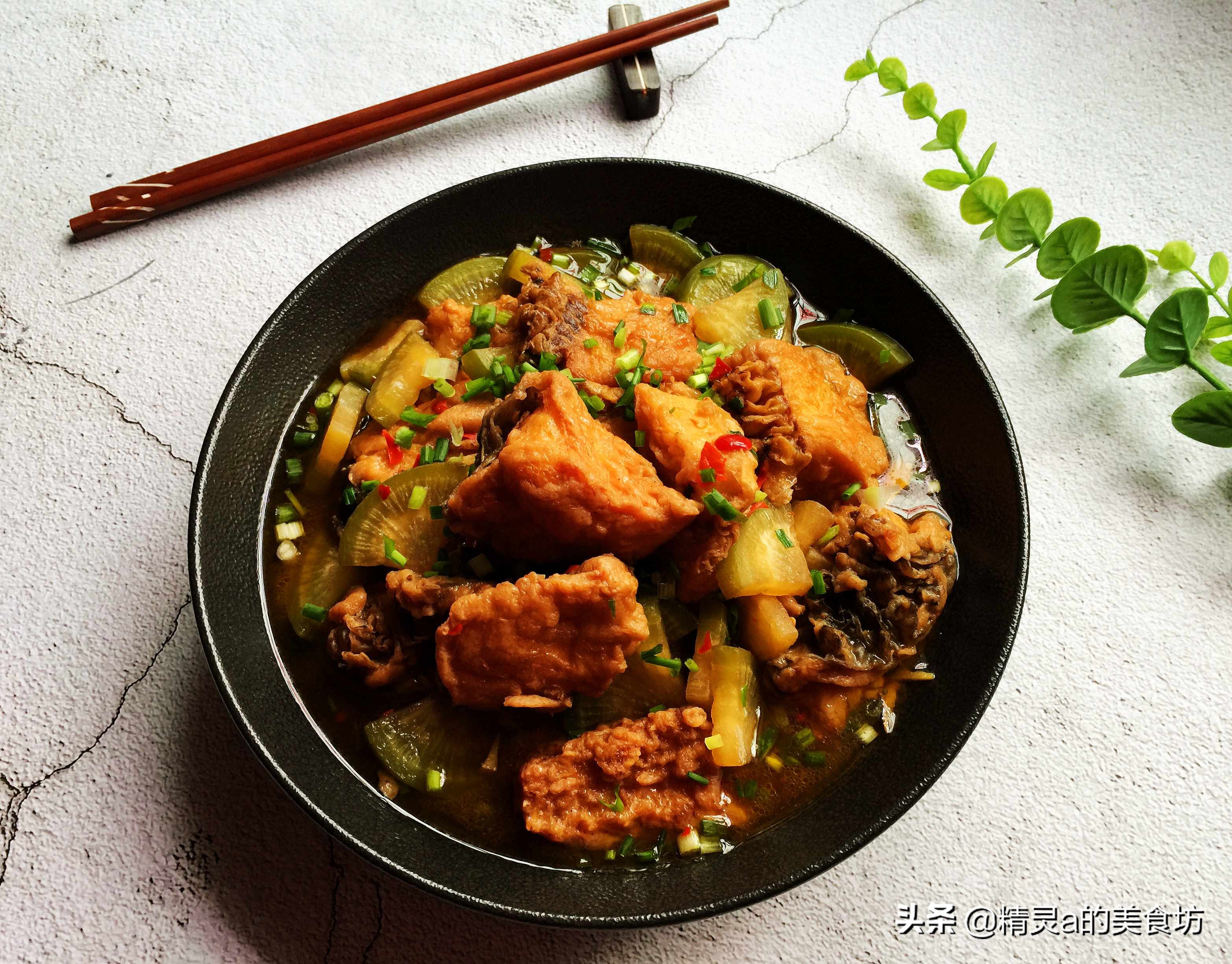 换个方法吃草鱼，配它一起炖，营养美味，一周做三回，餐餐一扫光