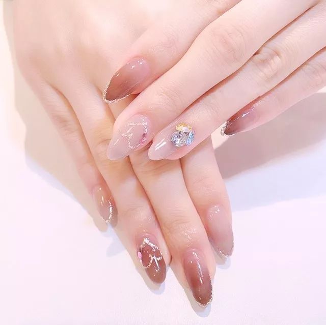 粉嫩渐变果冻唇,无美颜无滤镜的果冻甲