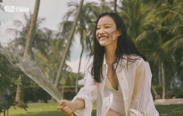 倪妮泳装露齿笑又迷倒一票人！湿法风格突然走火，牙白才敢这样玩