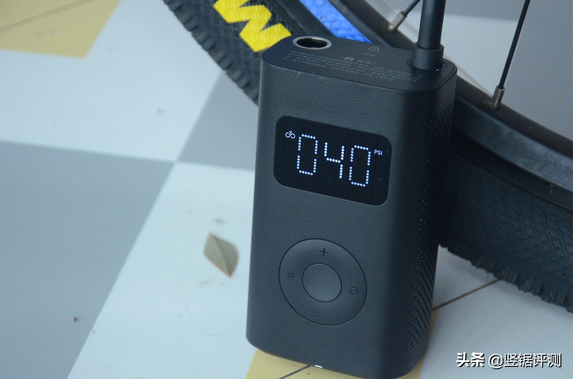 米家充气宝充汽车轮胎,米家充气宝怎么给汽车打气