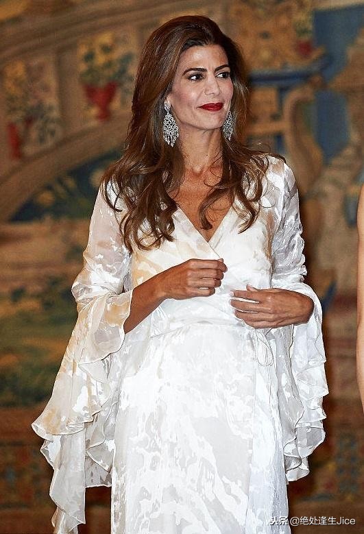阿根廷第一夫人遇对手，穿真丝裙秀飘逸，却被西班牙王后比下去！