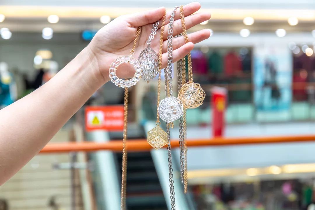 品牌羽绒服低至99元！百货大楼要被搬空了