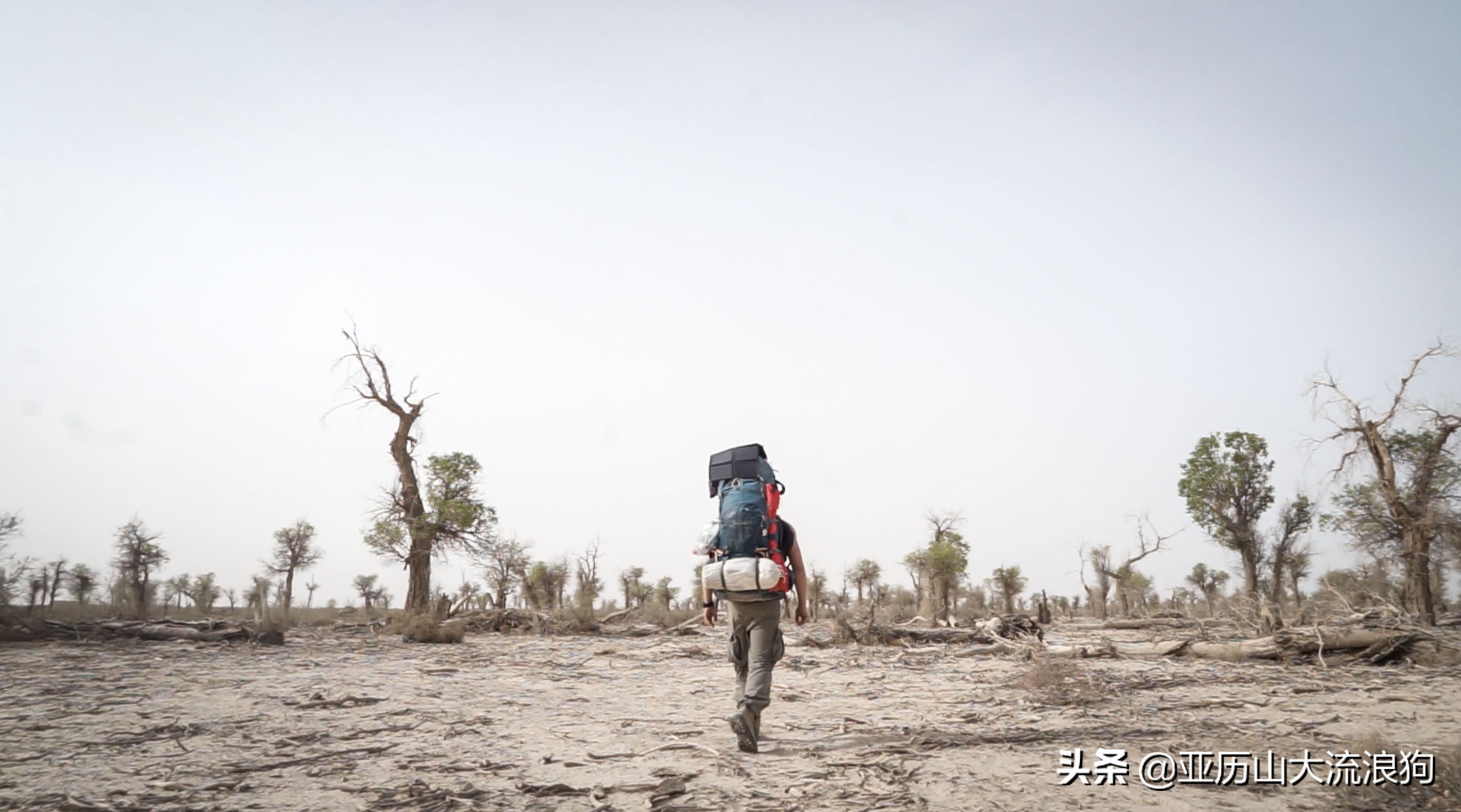 中缅边境的佛寺,旅途中遇到藏区僧人