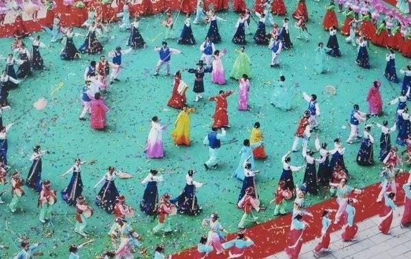 春节为何要挂灯笼放鞭炮，这样做有何意义呢？