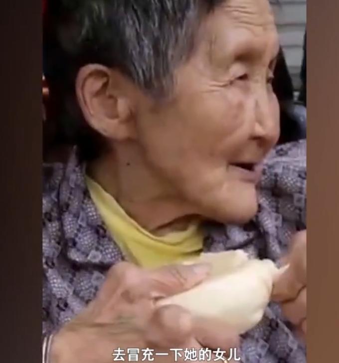 假扮老人回家探望父母,83岁老人假扮小奶奶