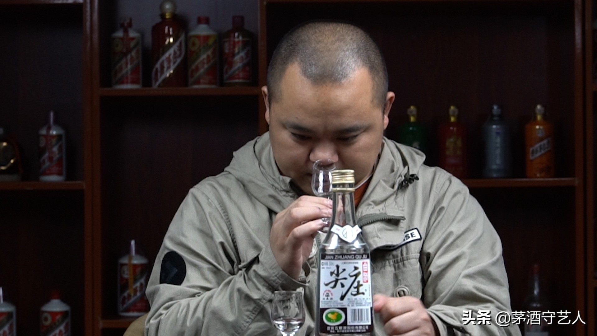 茅酒守艺人品酒：五粮液尖庄曲酒